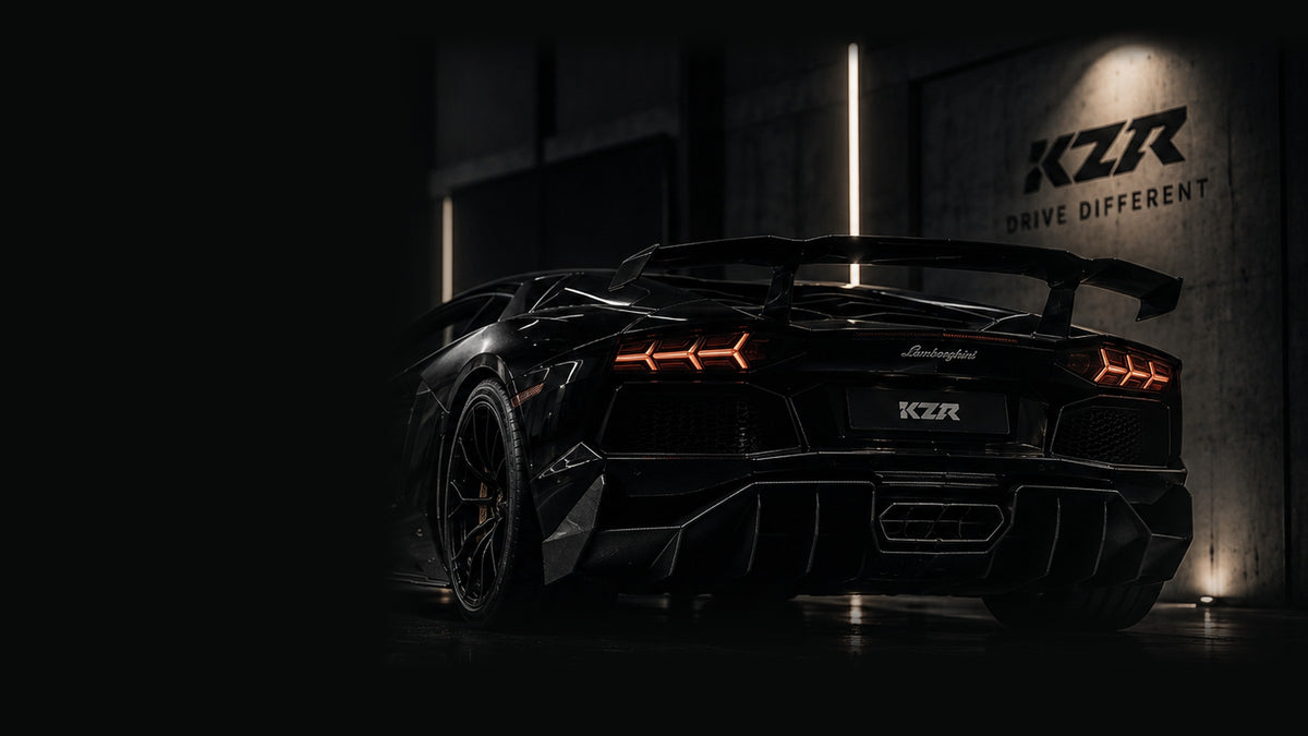 AI-genererad stämningsbild av en svart Lamborghini Aventador i en mörk miljö med KZR på väggen.